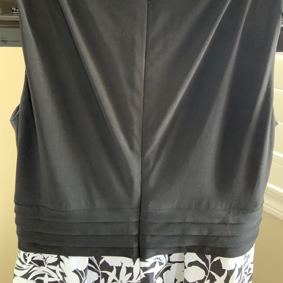 Ralph Lauren summer dress. Flowered cotton skirt. Black elastane top. Comfy! - Picture 2 of 5